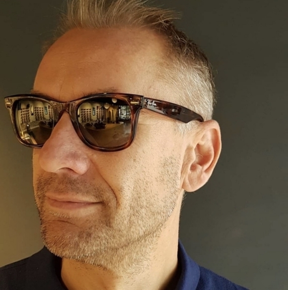 Model Display Ray-Ban Wayfarer Tortoise Brown RB2140 - Picture 16 of 16